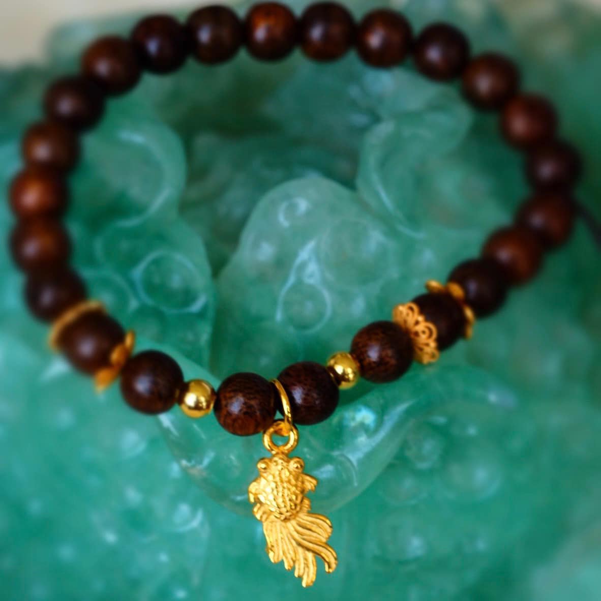 Vòng gỗ trầm hương charm cá chép