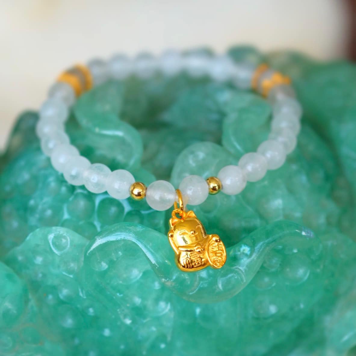 Vòng thạch anh trắng charm mèo chiêu tài