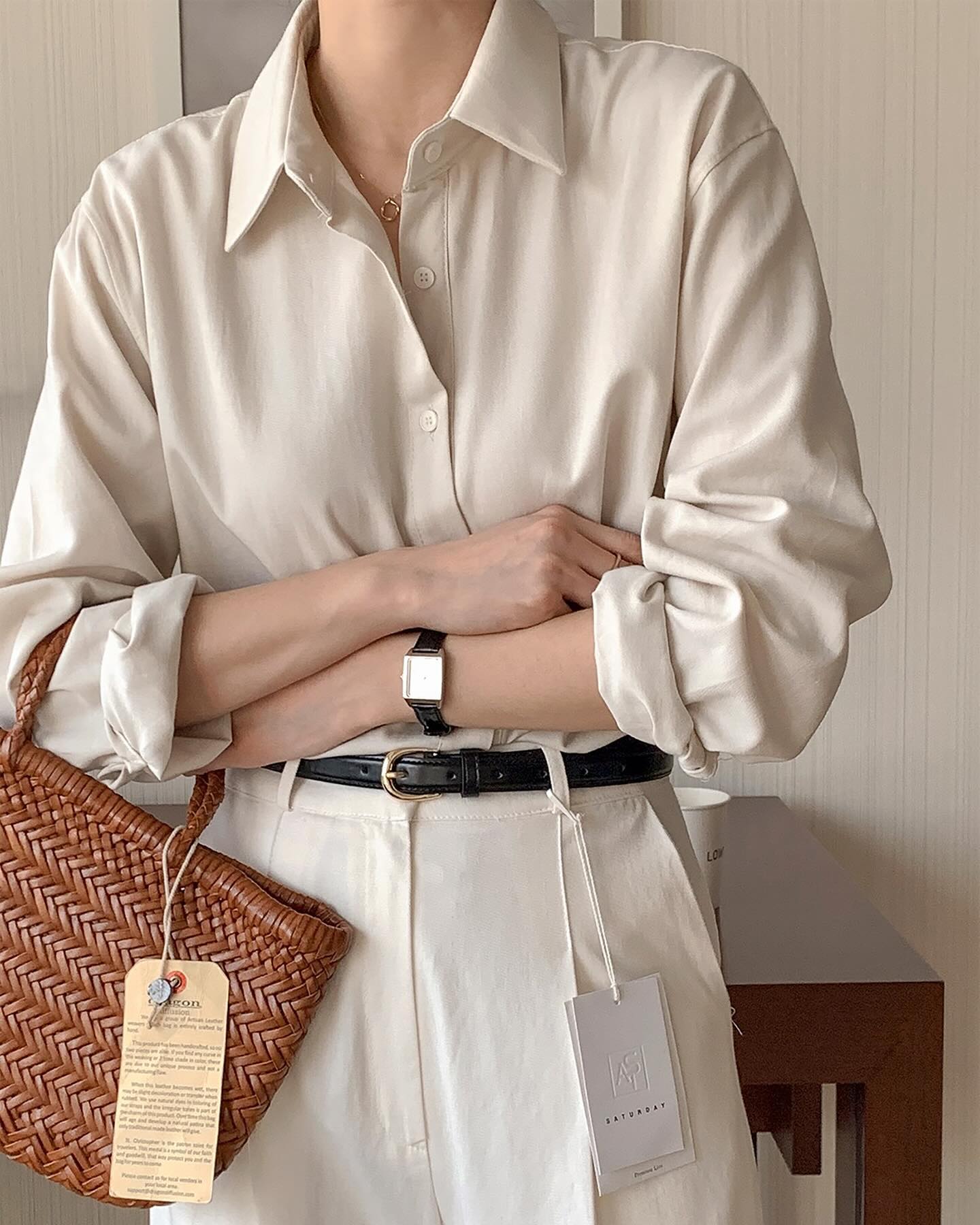 Xây dựng phong cách công sở tối giản với 5 món đồ siêu sang- Ảnh 2. Xây dựng phong cách công sở tối giản với 5 món đồ siêu sang- Ảnh 2.