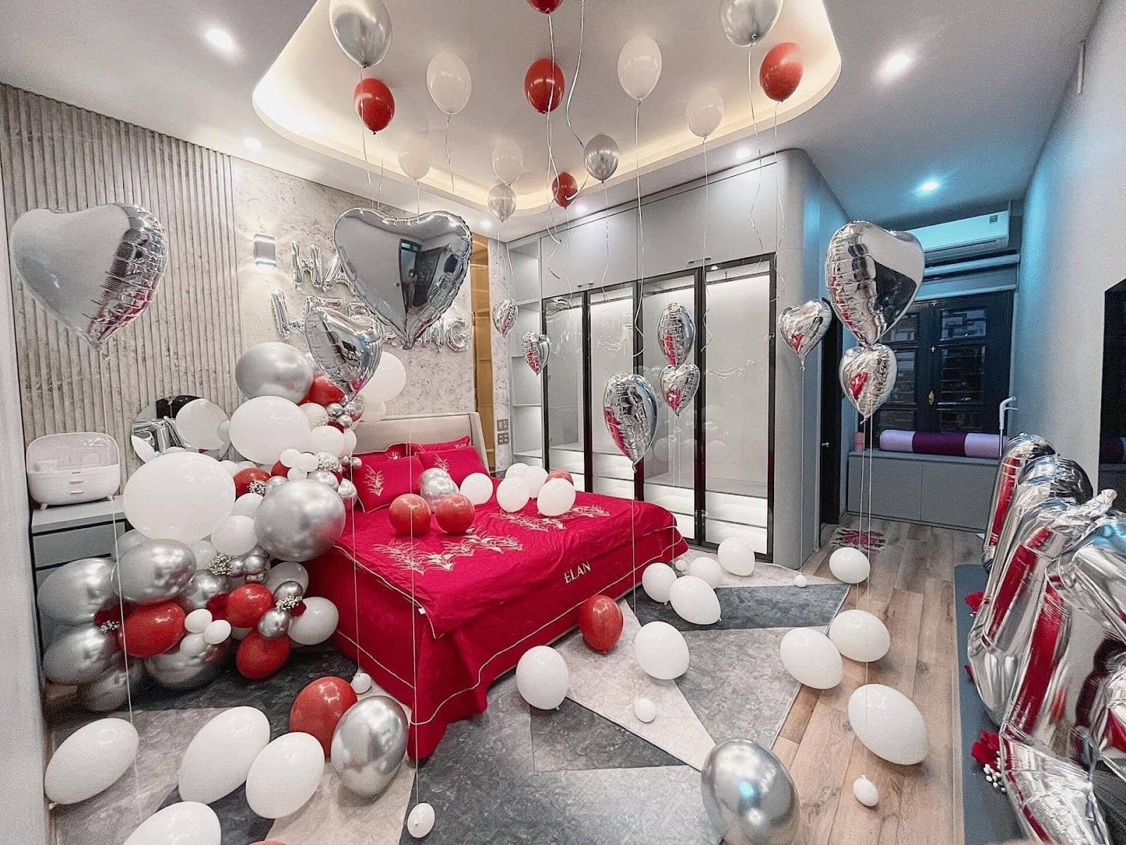 chuẩn bị phòng cưới