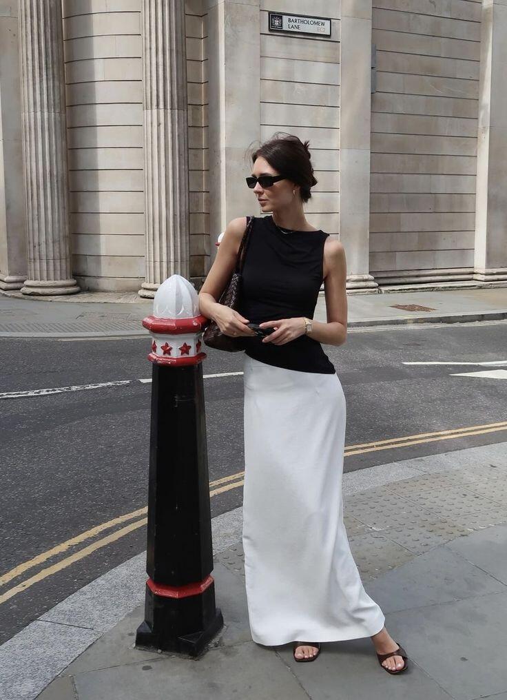 Thậm chí, những người có chiều cao khiêm tốn cũng có thể diện váy cạp cao để “ăn gian” vài centimet nhờ thiết kế kéo dài đôi chân.