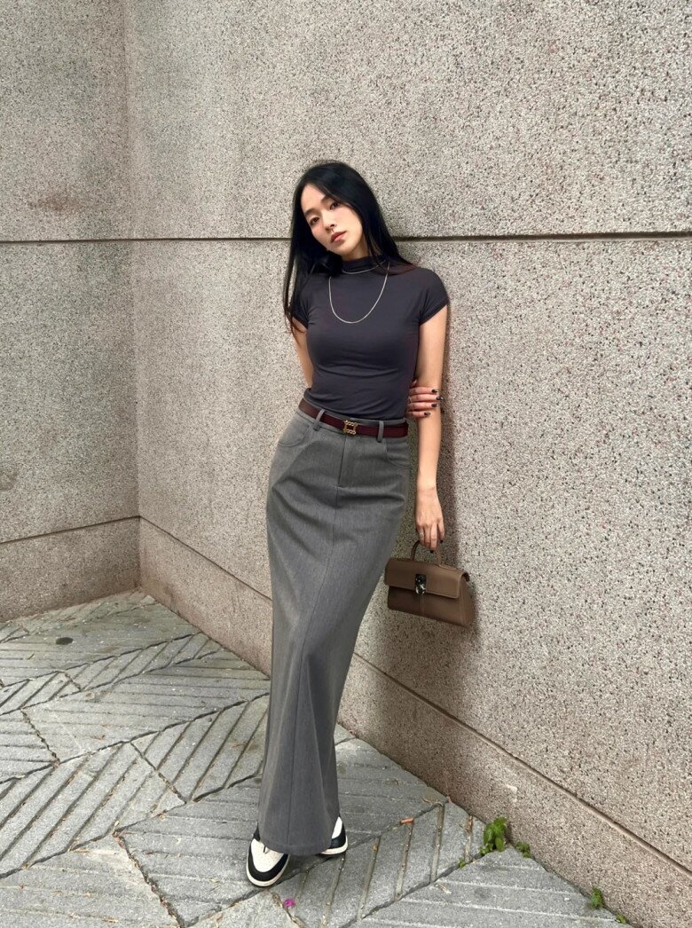 Để tăng thêm sự phong cách, bạn có thể chọn áo croptop có thiết kế tay bồng, chất liệu ren hoặc họa tiết trẻ trung.