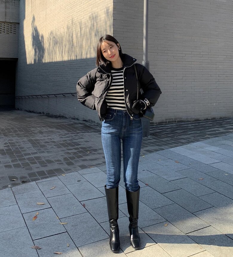 Một chiếc áo phao ngắn màu đen kết hợp với quần skinny đen sẽ áp dụng được 2 nguyên tắc “ngắn trên dài dưới” và “rộng trên và hẹp dưới”, giúp bạn trông cao và thon thả hơn một cách hoàn hảo.